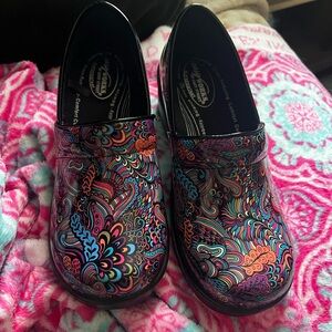 easy street Black Multi-Color Swirl Floral Mules